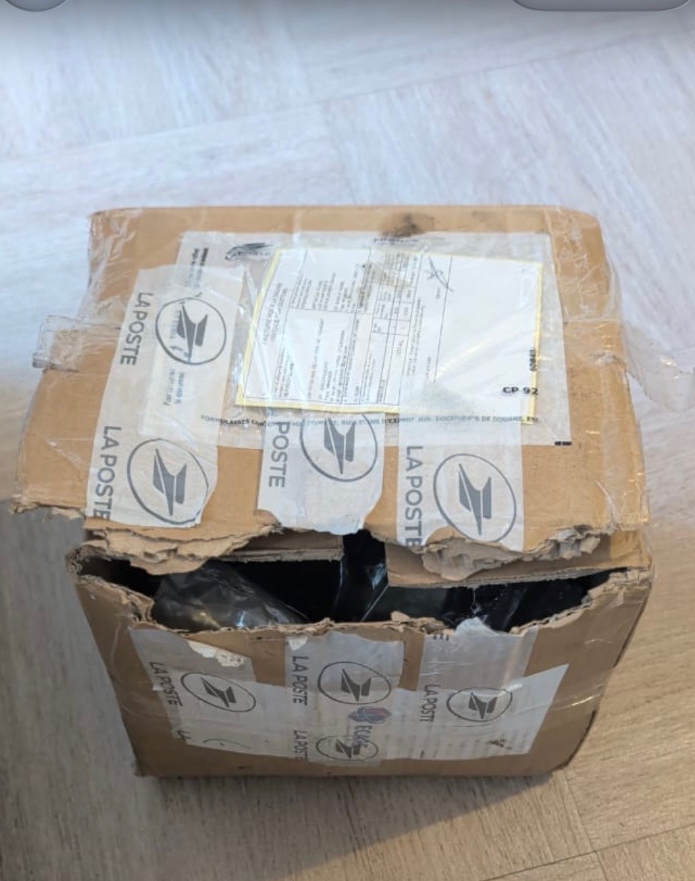 Colis La Poste endommagé à la livraison à La Réunion