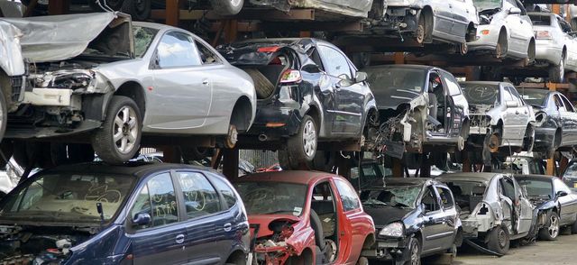 Parc de véhicules destinés au recyclage dans une casse auto française